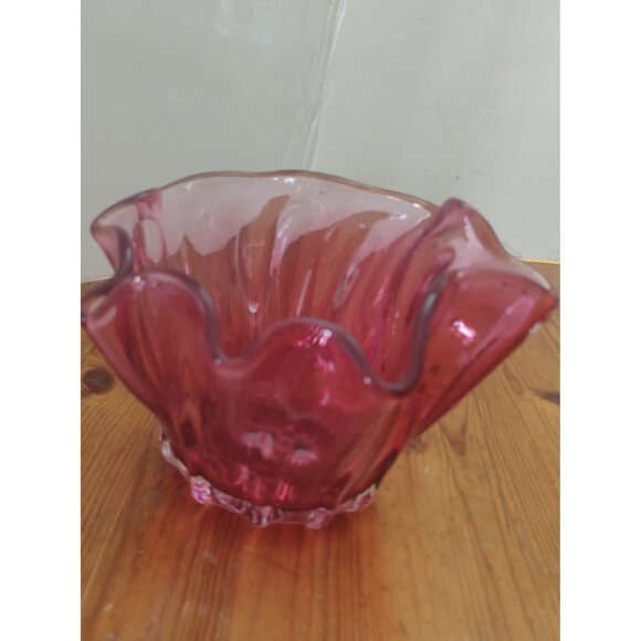 Anthony Rossi Hand Blown Glass Fluted Edge Cranberry Bowl 6" x 6" x 4.5" Canada - Picture 4 of 12